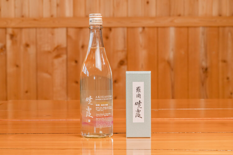 香りの老舗「日本香堂」と人気銘柄・冩樂の酒蔵「宮泉銘醸」が初タッグ！ フレグランスのように香りが移ろう日本酒『暁霞-AKIGASUMI-』、火入れボトルを9/15（祝・月）より新発売