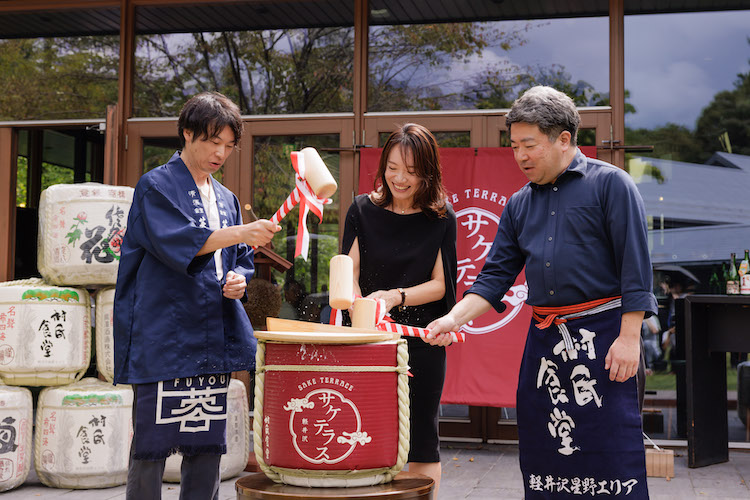 【軽井沢星野エリア 村民食堂】秋の日本酒「ひやおろし」本日解禁！佐久地域13蔵の25銘柄を楽しむ「軽井沢サケテラス」9月9日～10月31日開催