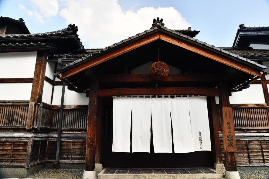 香りの老舗「日本香堂」と人気銘柄・冩樂の酒蔵「宮泉銘醸」が初タッグ！　フレグランスのように香りが移ろう日本酒『暁霞-AKIGASUMI-』、火入れボトルを9/15（祝・月）より新発売