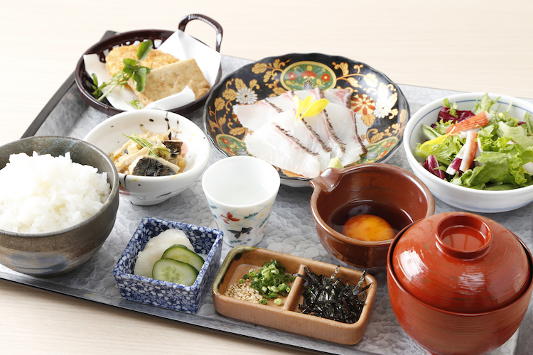 搾りたてが一年中楽しめる「日本酒樽サーバー」を導入！全国約80種の地酒と本格和食を味わう"日本酒オアシス"「和食日和 おさけと 品川」が11月12日オープン