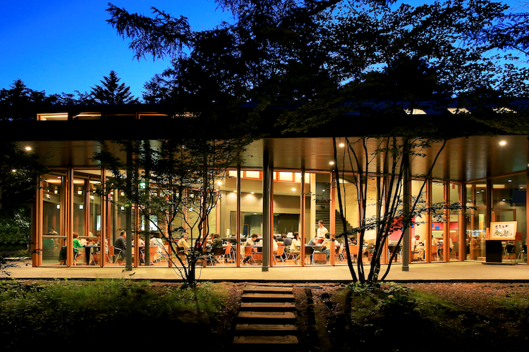 【軽井沢星野エリア 村民食堂】秋の日本酒「ひやおろし」本日解禁！佐久地域13蔵の25銘柄を楽しむ「軽井沢サケテラス」9月9日～10月31日開催