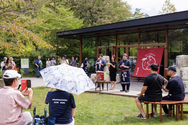 【軽井沢星野エリア 村民食堂】秋の日本酒「ひやおろし」本日解禁！佐久地域13蔵の25銘柄を楽しむ「軽井沢サケテラス」9月9日～10月31日開催