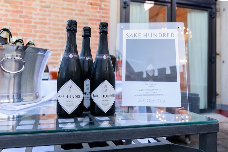 ヴェネチア国際映画祭のシンポジウムで日本酒ブランド「SAKE HUNDRED」の『深星』を提供。世界各国の映画関係者が日本酒を楽しむ