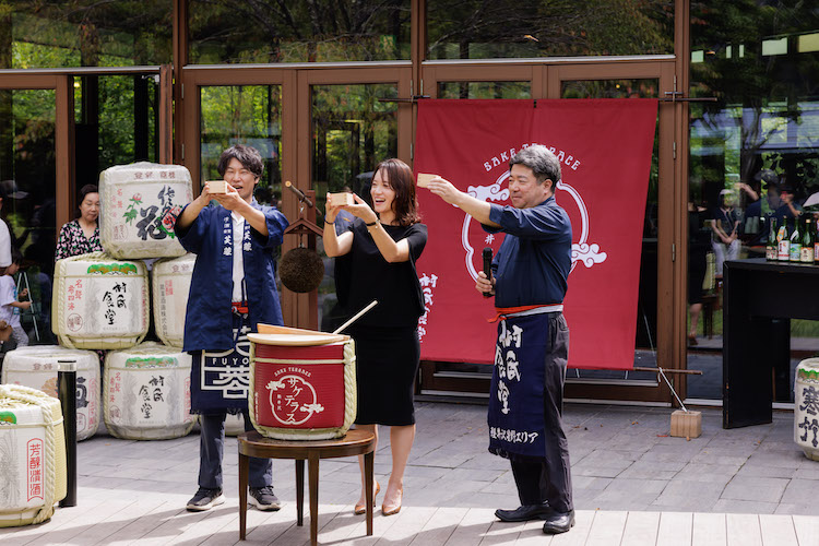 【軽井沢星野エリア 村民食堂】秋の日本酒「ひやおろし」本日解禁！佐久地域13蔵の25銘柄を楽しむ「軽井沢サケテラス」9月9日～10月31日開催