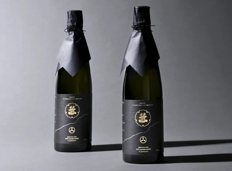 富士山の御神酒を奉納する創業360年の山梨の酒蔵「笹一酒造」より、日本酒「笹一 旅の駅 kawaguchiko base Edition」を「笹一酒造 富士河口湖 旅の駅店」にて限定発売 富士山の御神酒を奉納する創業360年の山梨の酒蔵「笹一酒造」より、日本酒「笹一 旅の駅 kawaguchiko base Edition」を「笹一酒造 富士河口湖 旅の駅店」にて限定発売