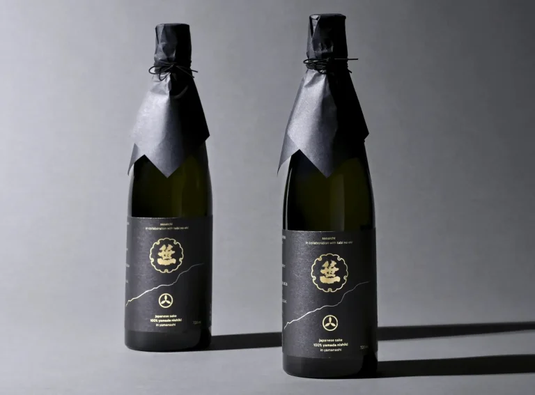 富士山の御神酒を奉納する創業360年の山梨の酒蔵「笹一酒造」より、日本酒「笹一 旅の駅 kawaguchiko base Edition」を「笹一酒造 富士河口湖 旅の駅店」にて限定発売