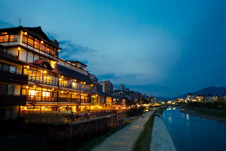 -30℃の不凍液で急速冷凍する独自技術の「冷凍 日本酒」 凍眠生酒、京都鴨川の川床レストランなどで販売好調