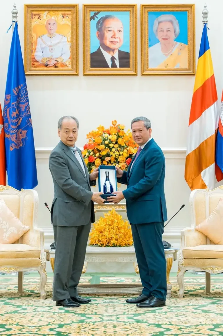 日本とカンボジアの友情をつなぐ一献 山口発のヴィンテージ日本酒「夢雀 MUJAKU」ー カンボジア王国 フン・マネット首相へ寄贈