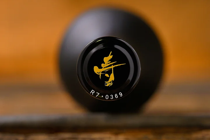 【数量限定1万本】今年のお歳暮に、一生記憶に残る日本酒を！ 創業160年の蔵元が他種類の酒造をやめて辿り着いた純米大吟醸 『弥栄の酒 寿』