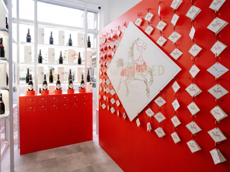 11月23日(日)まで代官山で開催中。運勢に応じて希少な日本酒をテイスティングできる「おみくじ」体験をSAKE HUNDREDが提供