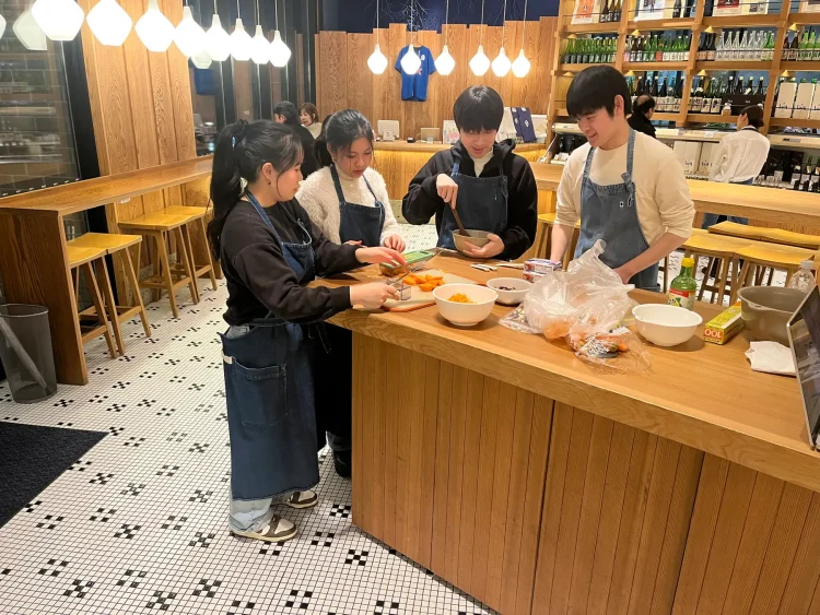 富山の学生とともに地域の魅力を再発見― 酒粕×日本酒で紡ぐ“地元の味” ―「バール・デ・美富味」にて学生コラボイベント開催