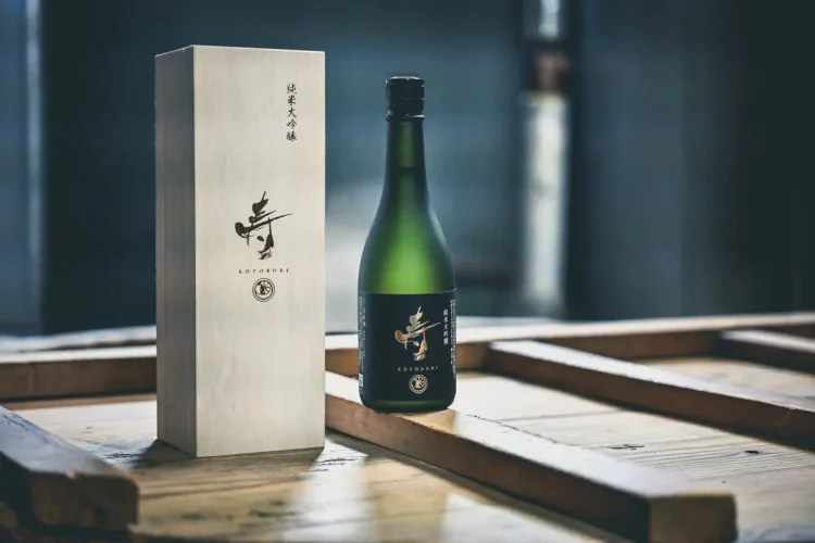 【1万本限定／大阪高島屋70本完売】創業160年の老舗蔵元が“全銘柄廃止”して辿り着いた究極の祝い酒 純米大吟醸『弥栄の酒 寿』発売