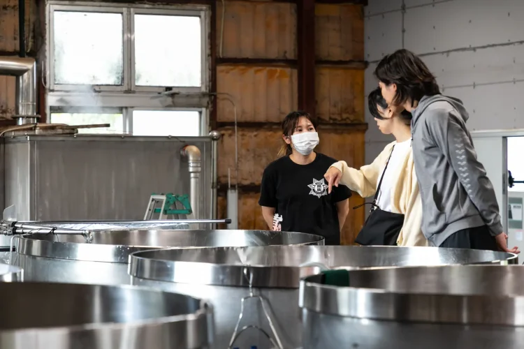 恩納村の酒蔵へ「恩納酒造所 ⾒学ツアー」冬期限定で開催