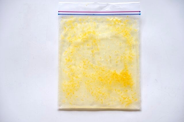 フリーザー用の密閉袋に、材料を入れて閉じ、冷凍庫へ平らに入れる