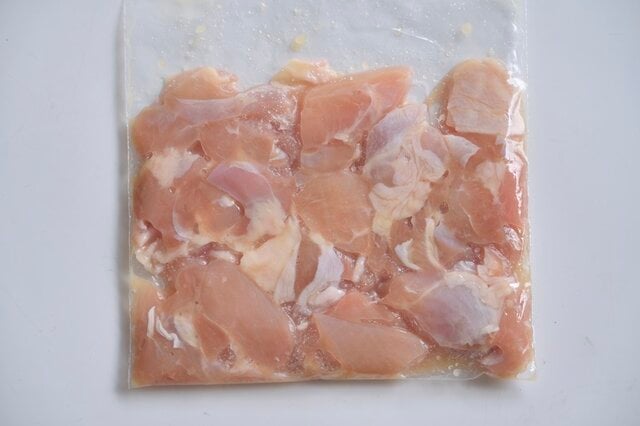 鶏肉をニンニク、鶏ガラスープの素、酒と混ぜる