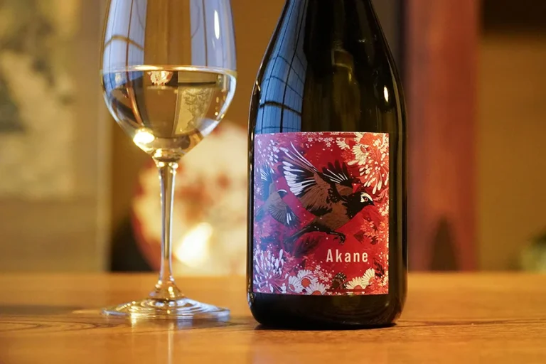 DJ OKAWARI × 花の舞酒造 特別コラボ日本酒「純米吟醸 Akane」発売