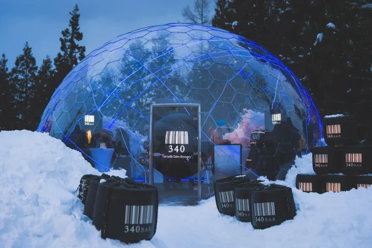 340年の酒蔵が、白馬に挑む雪原のスノードームで日本酒を「体験」にする「340 BAR – Hakuba Winter Experience」開催