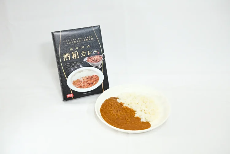 明治35年創業の老舗酒蔵「一本義」の酒粕を贅沢に使用。酒粕のコクや香りが際立つ「酒粕カレー」新発売！