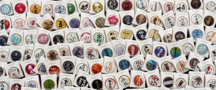 【提携数200社突破】SAKEラベルの美学を世界へ届ける「SAKEMARK」。「SAKE缶バッジ」と「JapanArtTile」の2本立てで国内外へ本格発信。