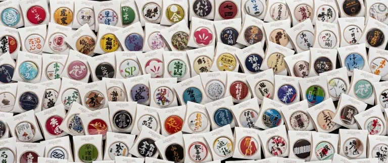 【提携数200社突破】SAKEラベルの美学を世界へ届ける「SAKEMARK」。「SAKE缶バッジ」と「JapanArtTile」の2本立てで国内外へ本格発信。